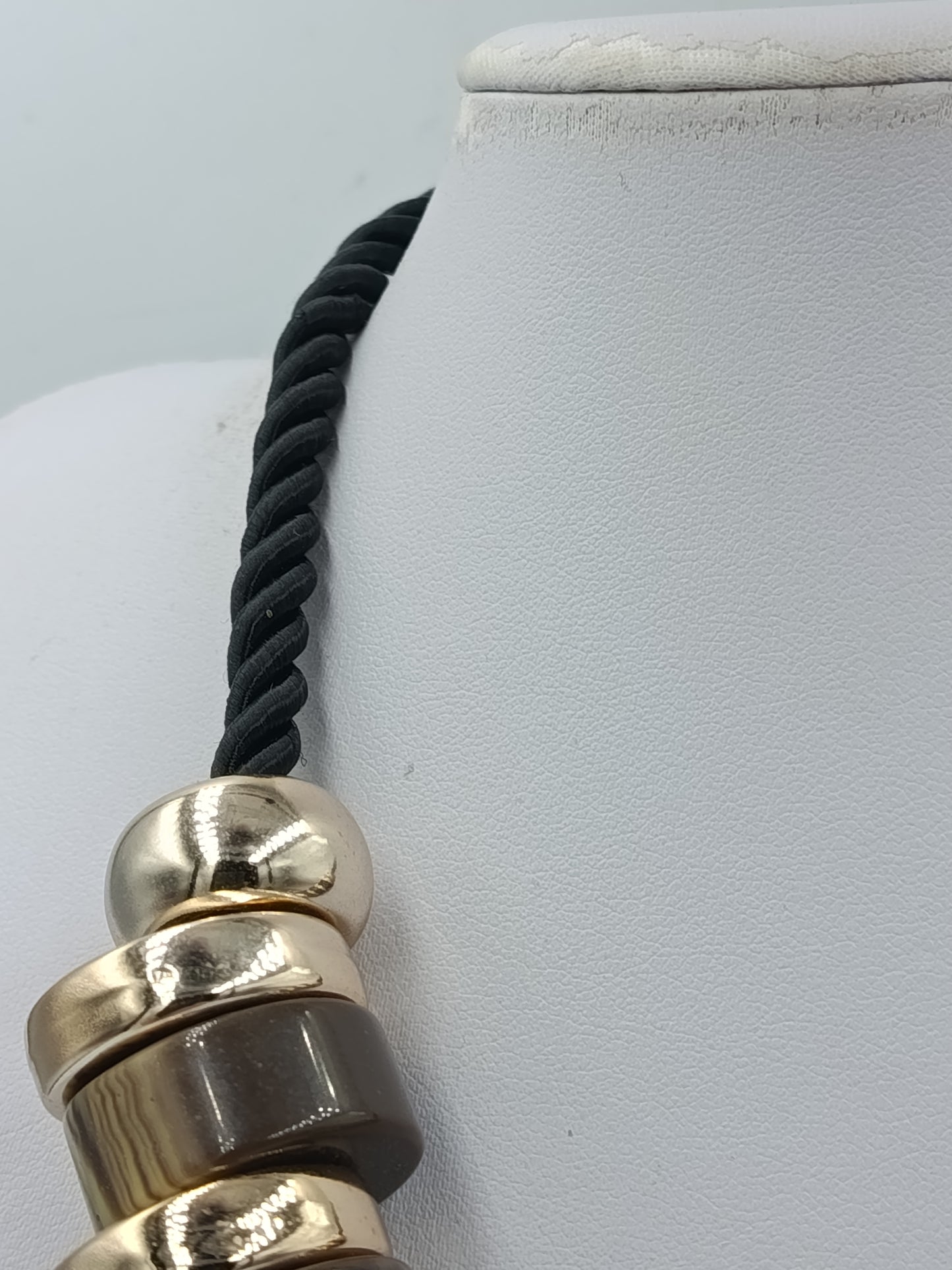 Statement Kette mit großen Elementen in Grau Gold – 55 cm