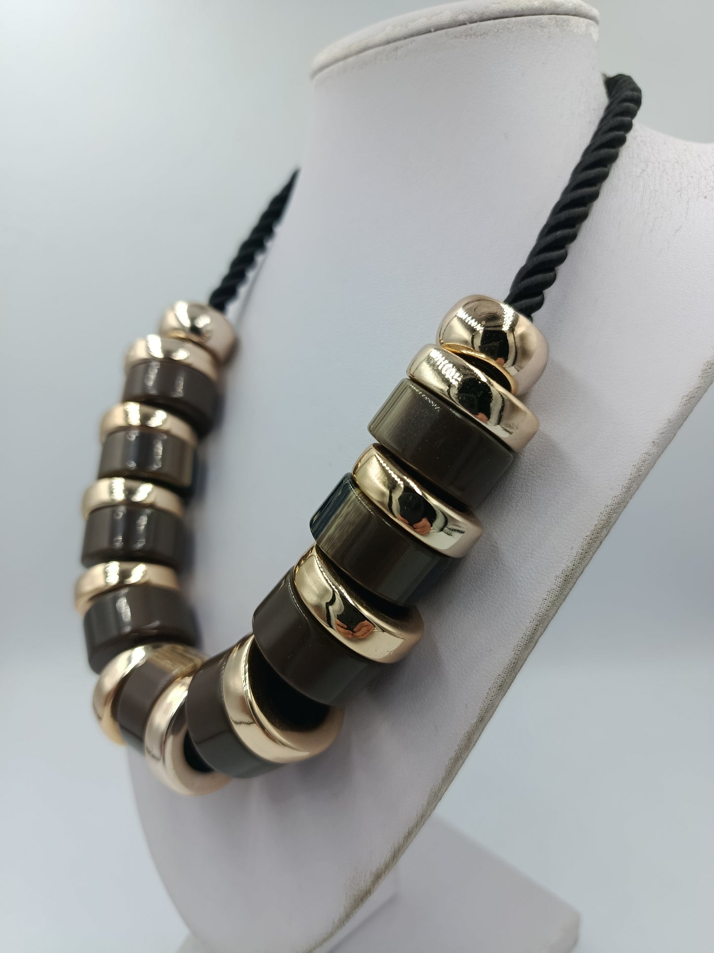 Statement Kette mit großen Elementen in Grau Gold – 55 cm