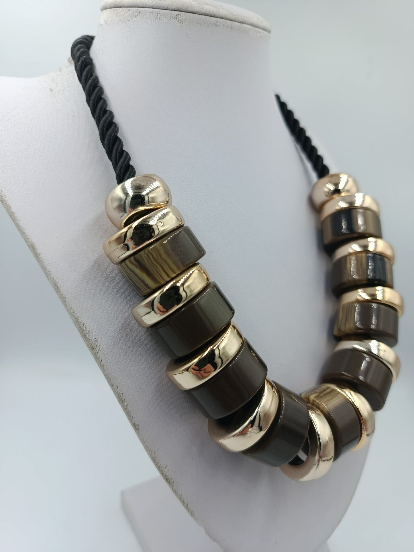 Statement Kette mit großen Elementen in Grau Gold – 55 cm