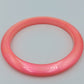Auffälliger Statement Armreif in leuchtendem Neon-Pink