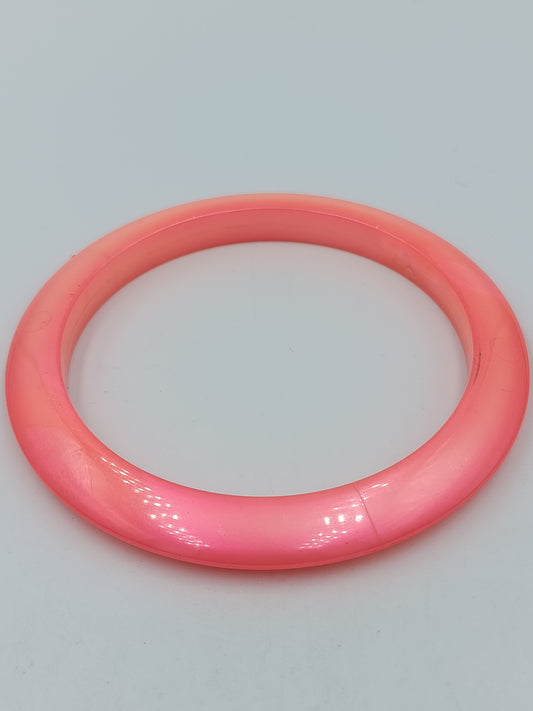 Auffälliger Statement Armreif in leuchtendem Neon-Pink