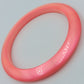 Auffälliger Statement Armreif in leuchtendem Neon-Pink