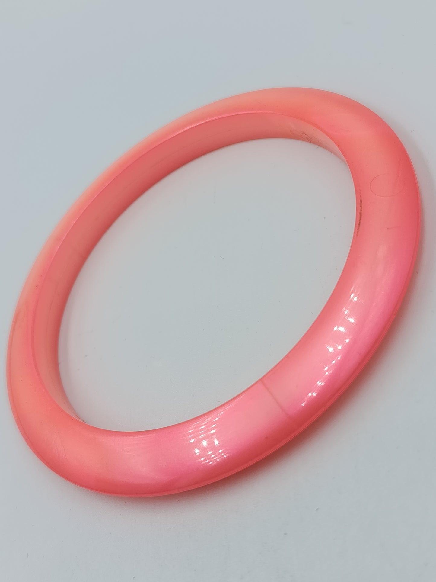 Auffälliger Statement Armreif in leuchtendem Neon-Pink