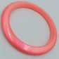 Auffälliger Statement Armreif in leuchtendem Neon-Pink