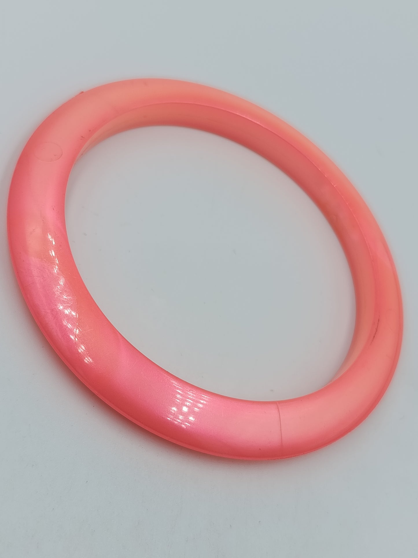 Auffälliger Statement Armreif in leuchtendem Neon-Pink