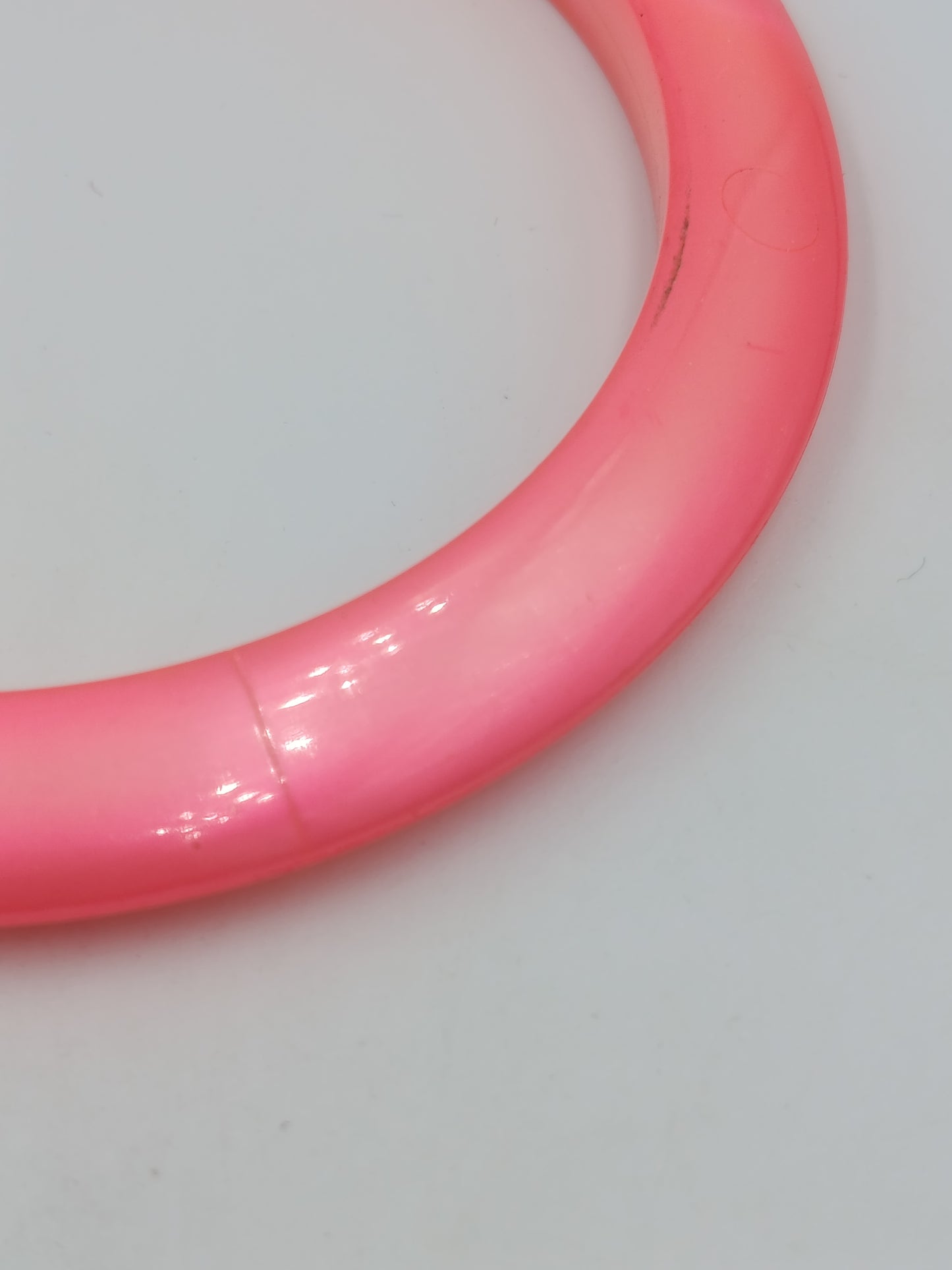 Auffälliger Statement Armreif in leuchtendem Neon-Pink