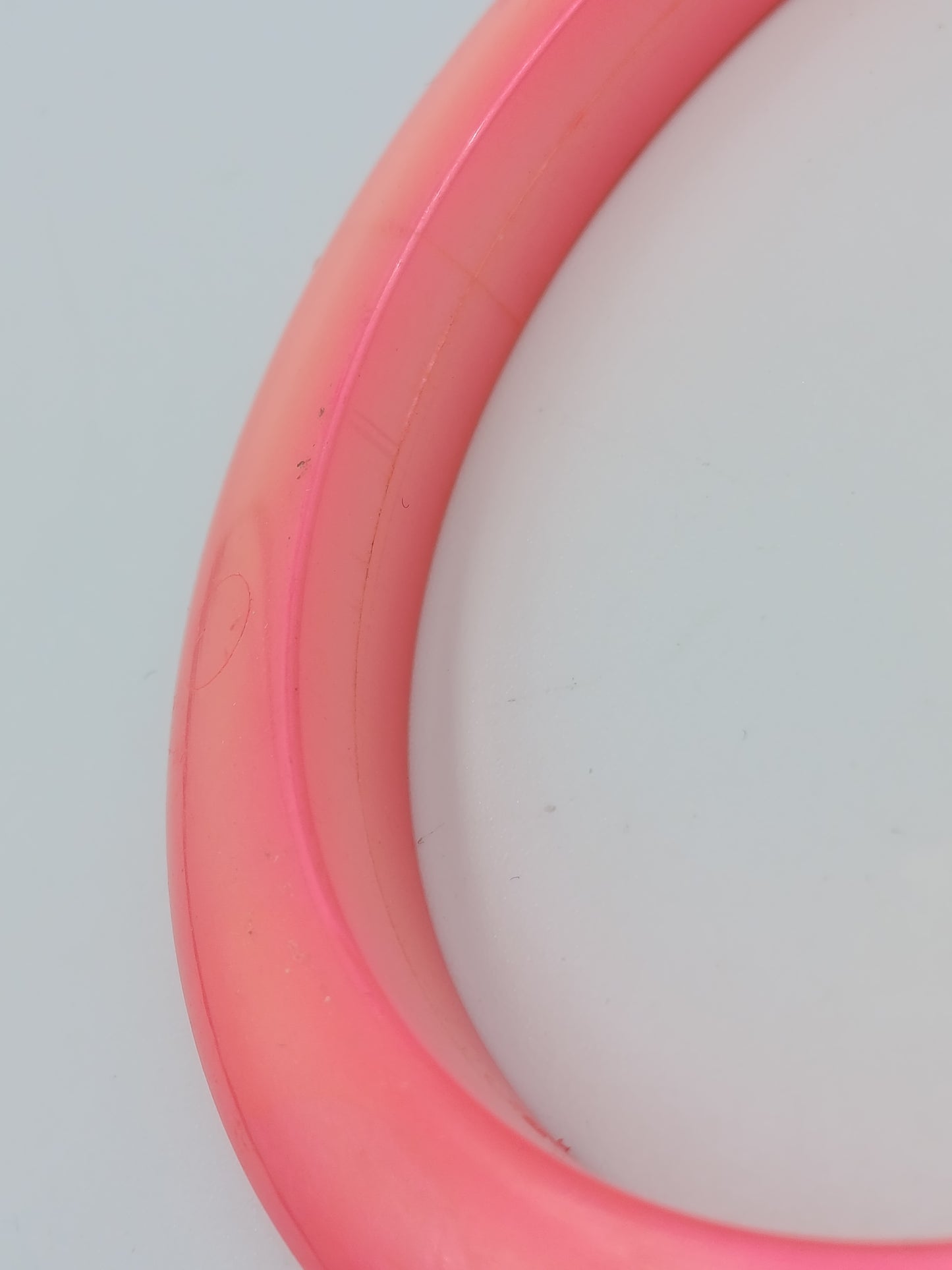 Auffälliger Statement Armreif in leuchtendem Neon-Pink