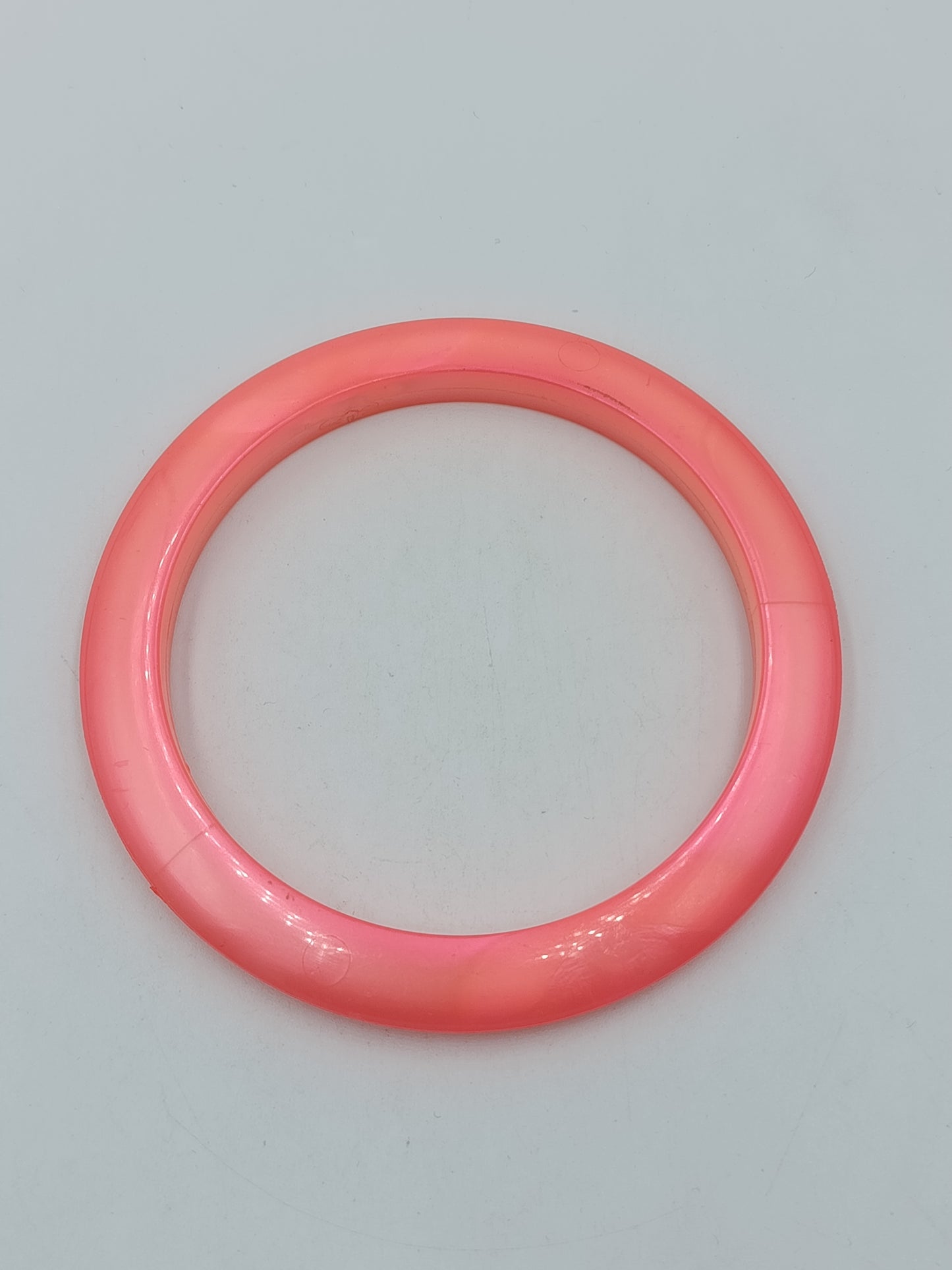 Auffälliger Statement Armreif in leuchtendem Neon-Pink