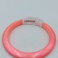 Auffälliger Statement Armreif in leuchtendem Neon-Pink