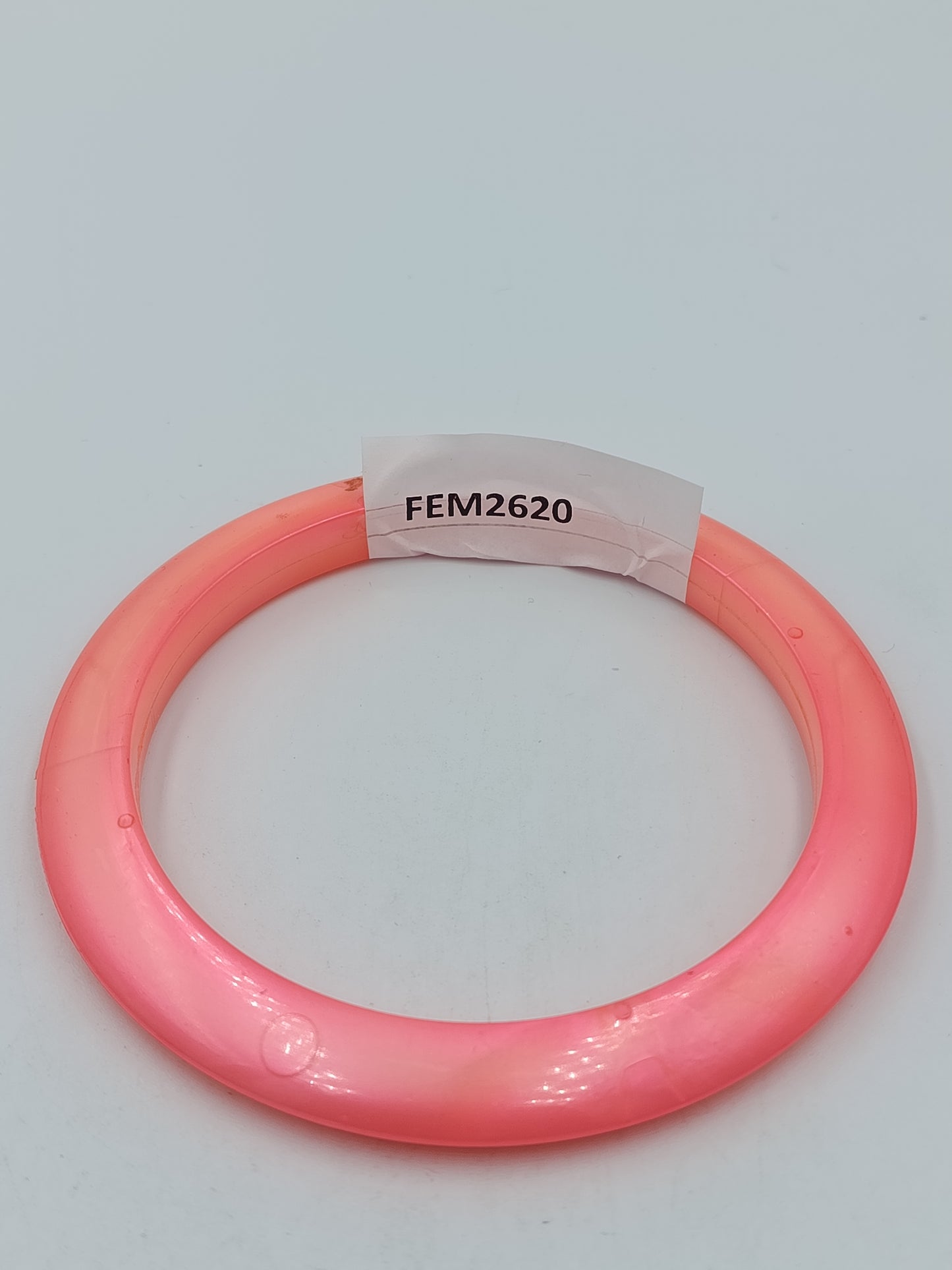 Auffälliger Statement Armreif in leuchtendem Neon-Pink