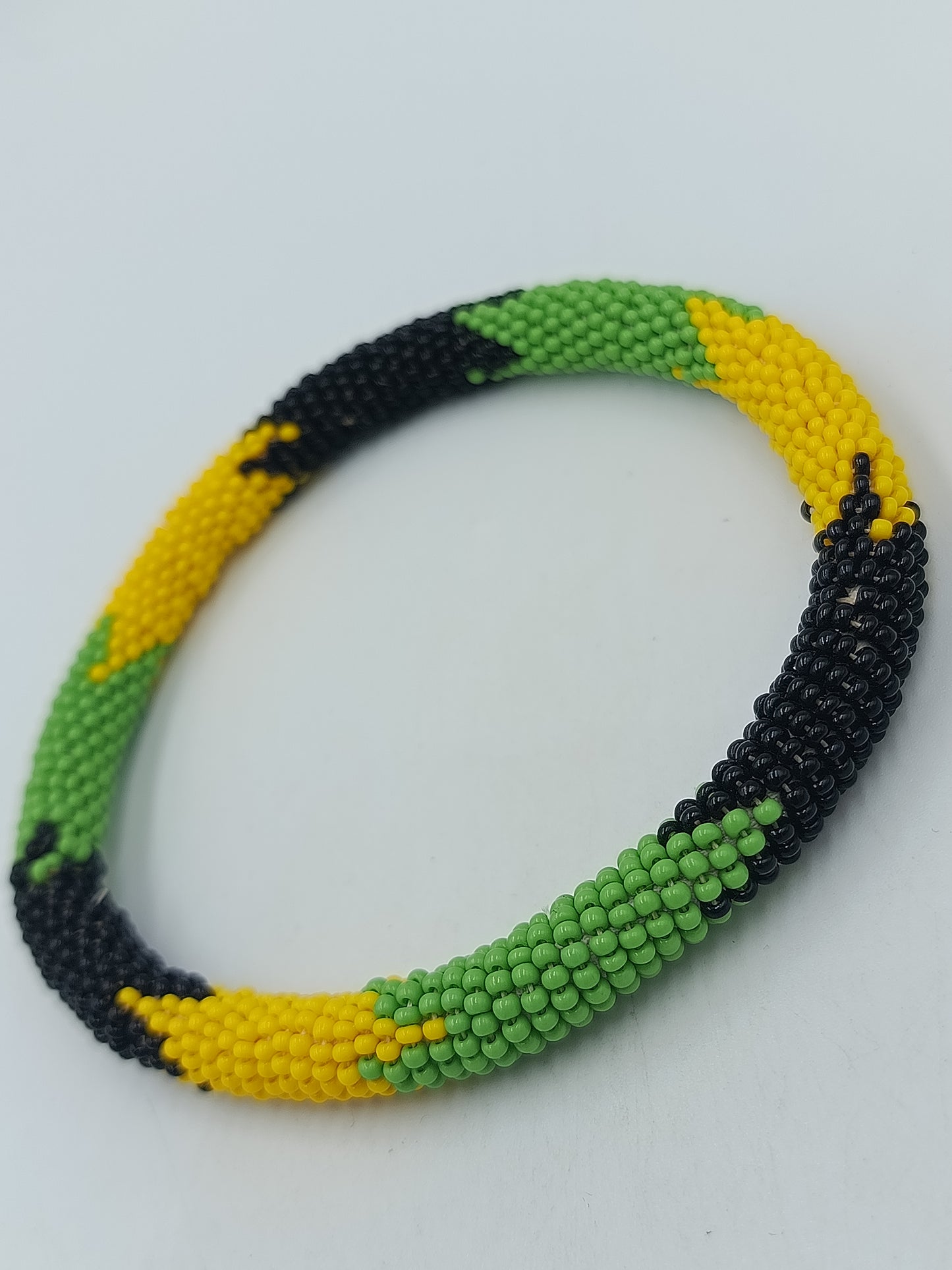 Handgefertigt Perlen Armreif Ethno Style Grün-Gelb-Schwarz – 9 cm