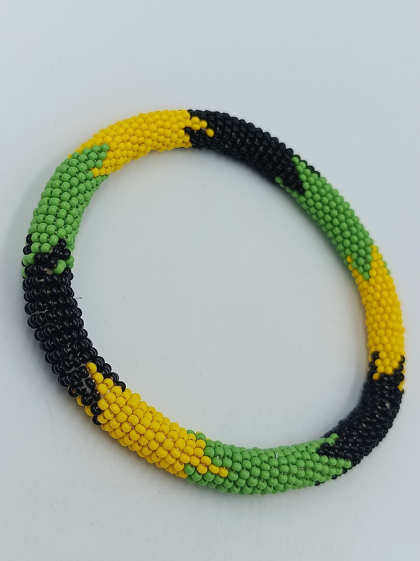 Handgefertigt Perlen Armreif Ethno Style Grün-Gelb-Schwarz – 9 cm