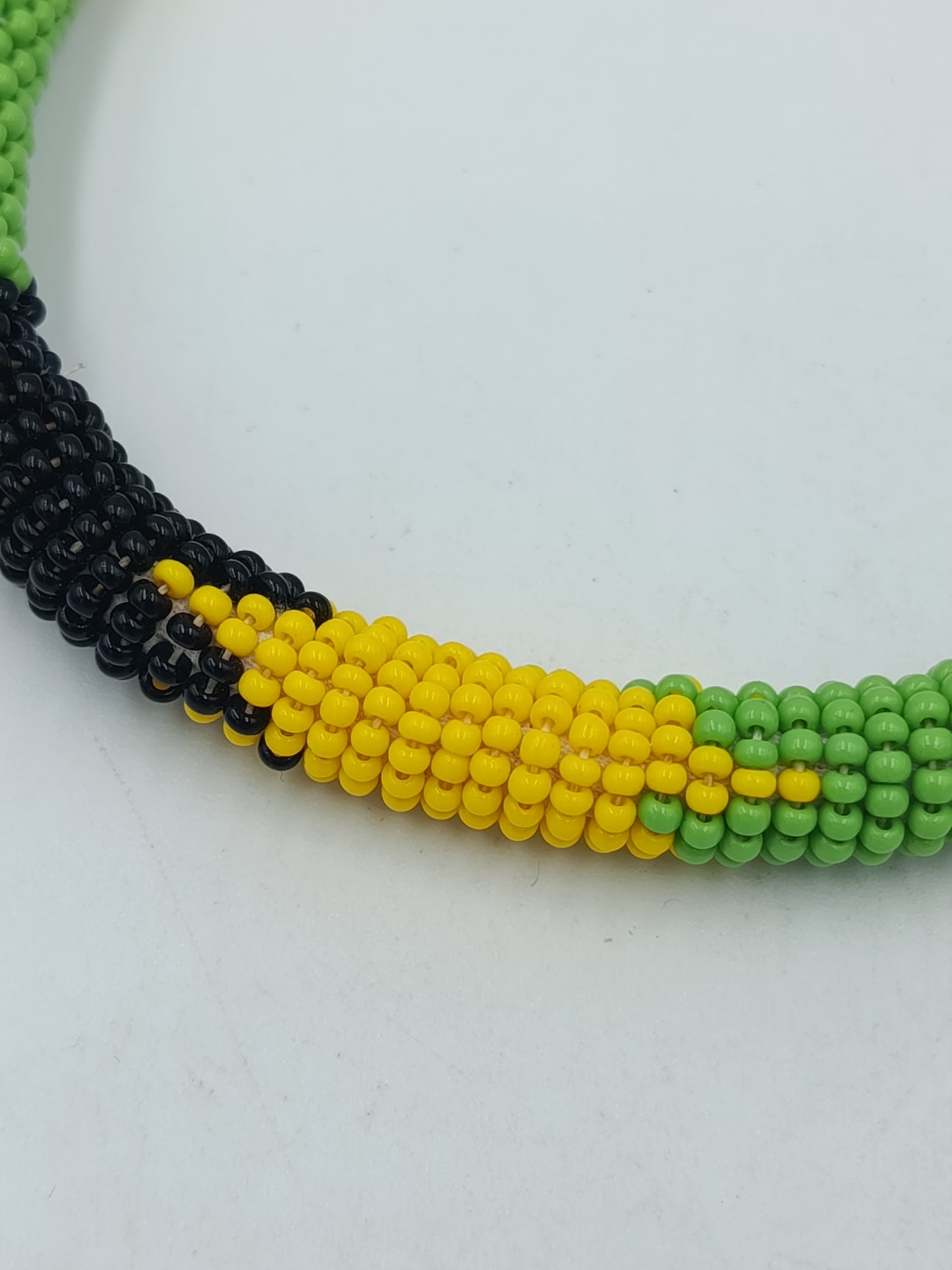 Handgefertigt Perlen Armreif Ethno Style Grün-Gelb-Schwarz – 9 cm