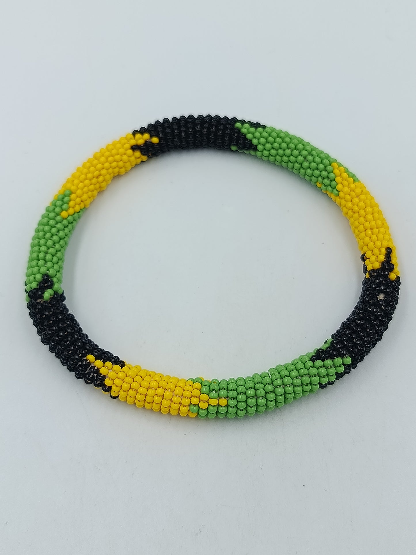 Handgefertigt Perlen Armreif Ethno Style Grün-Gelb-Schwarz – 9 cm
