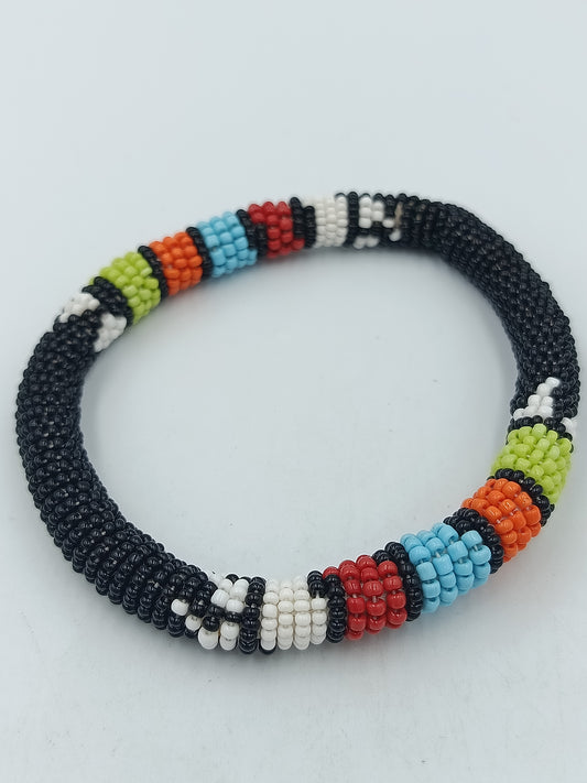 Perlen Armreif Multicolor Ethno Style – Schwarz mit bunten Akzenten – 9 cm