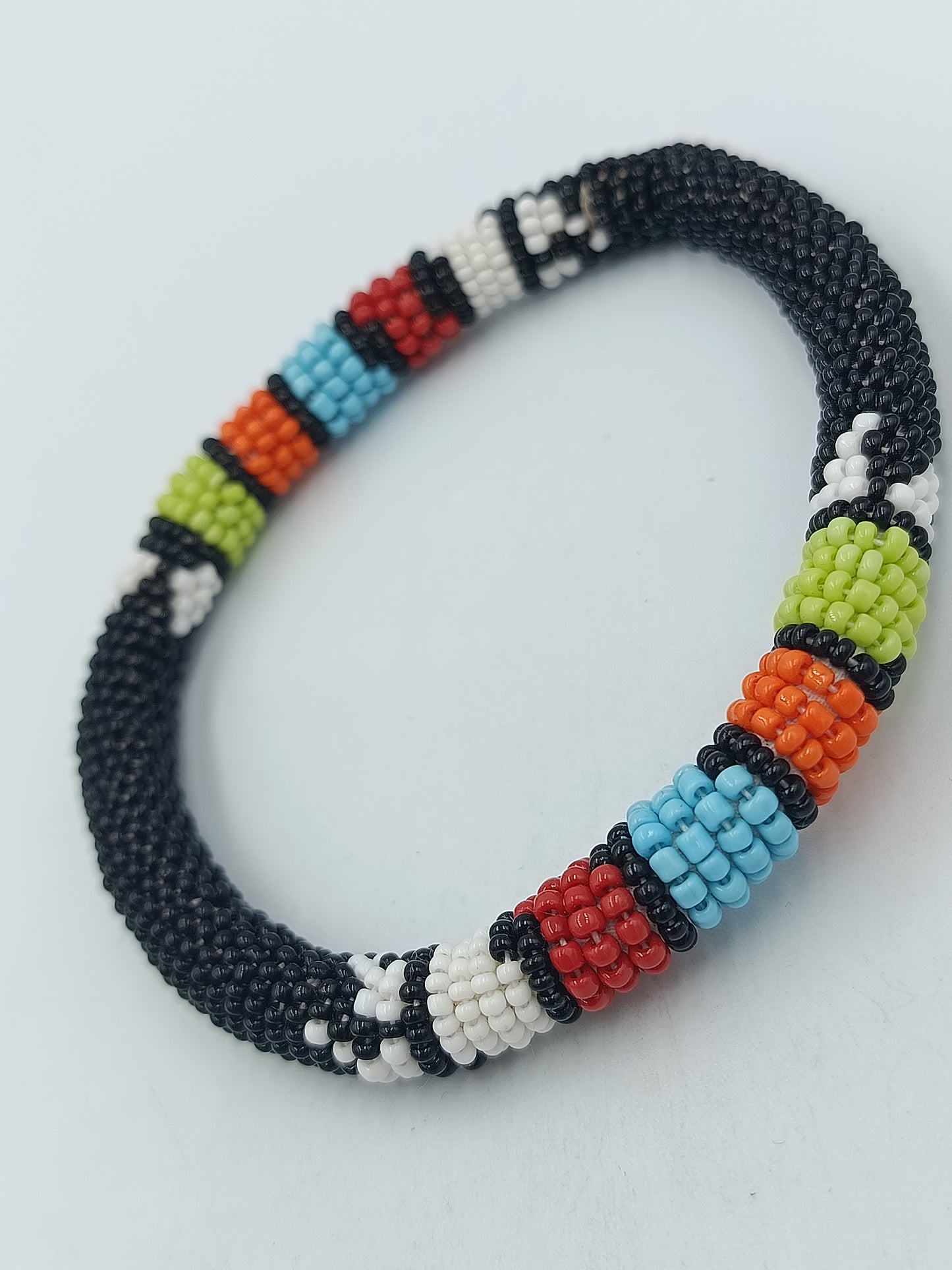 Perlen Armreif Multicolor Ethno Style – Schwarz mit bunten Akzenten – 9 cm