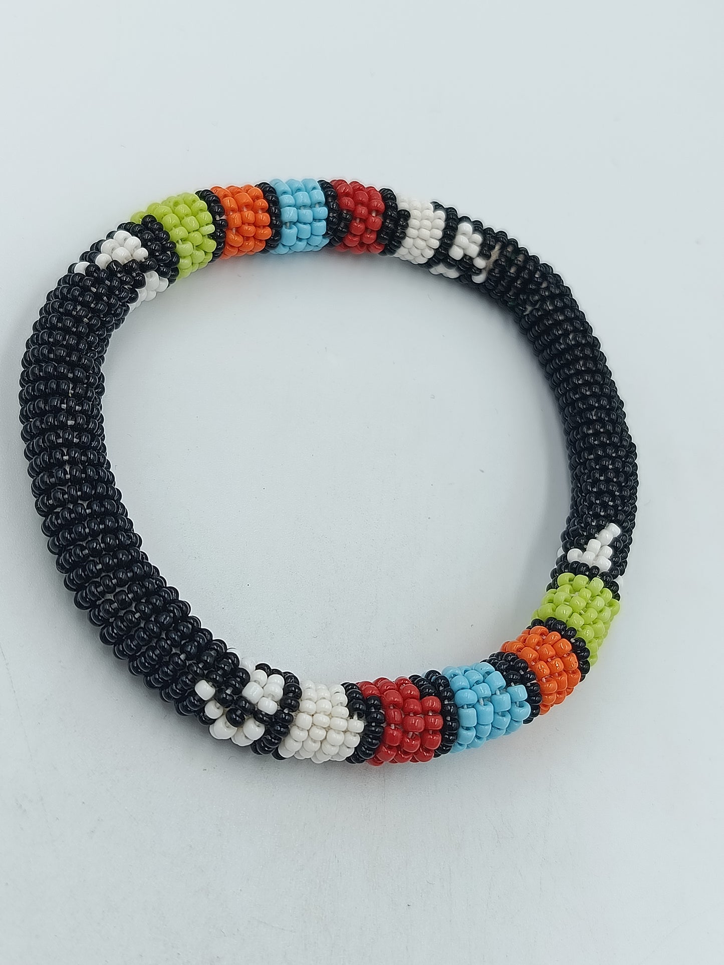 Perlen Armreif Multicolor Ethno Style – Schwarz mit bunten Akzenten – 9 cm
