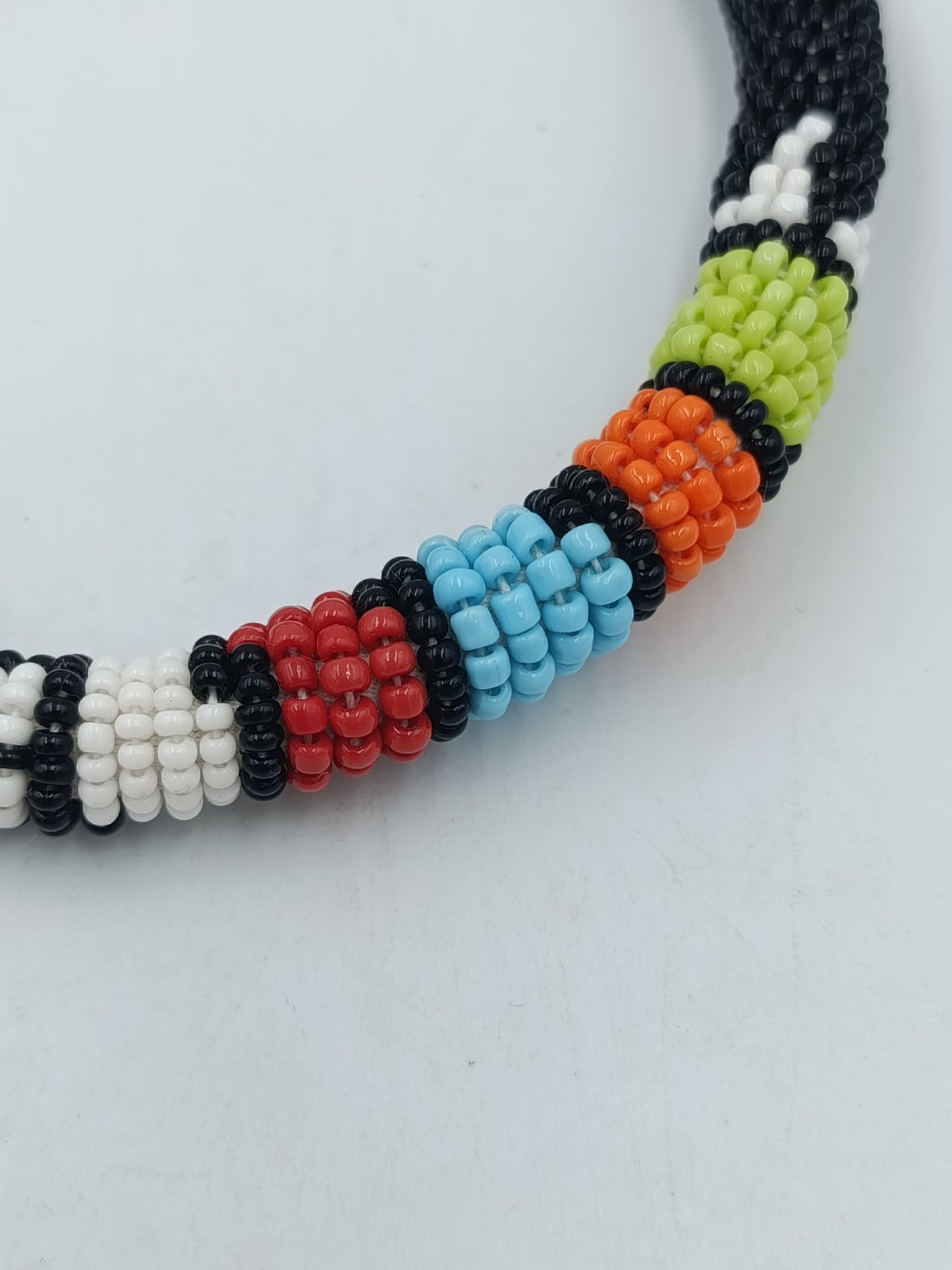 Perlen Armreif Multicolor Ethno Style – Schwarz mit bunten Akzenten – 9 cm