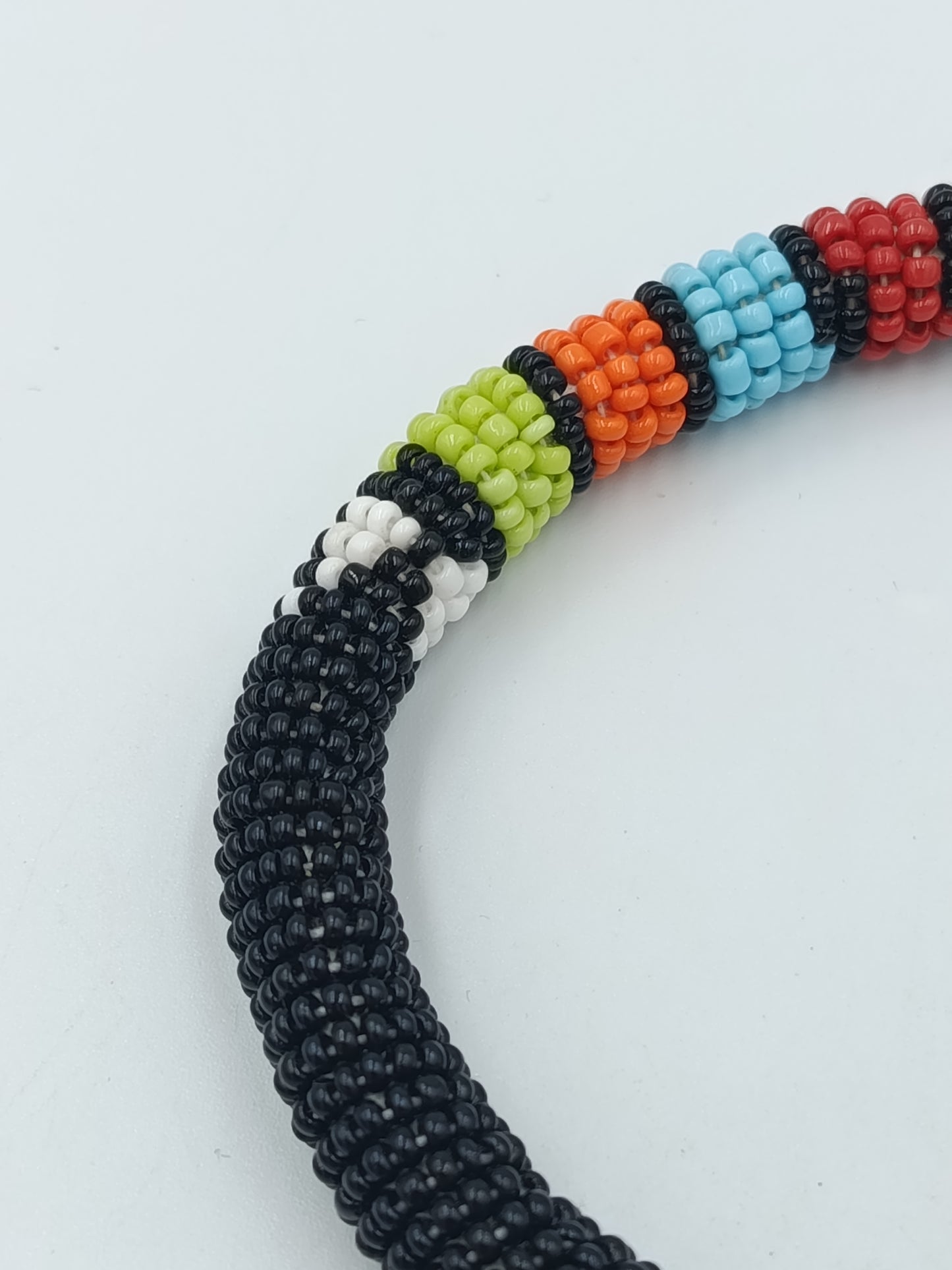 Perlen Armreif Multicolor Ethno Style – Schwarz mit bunten Akzenten – 9 cm