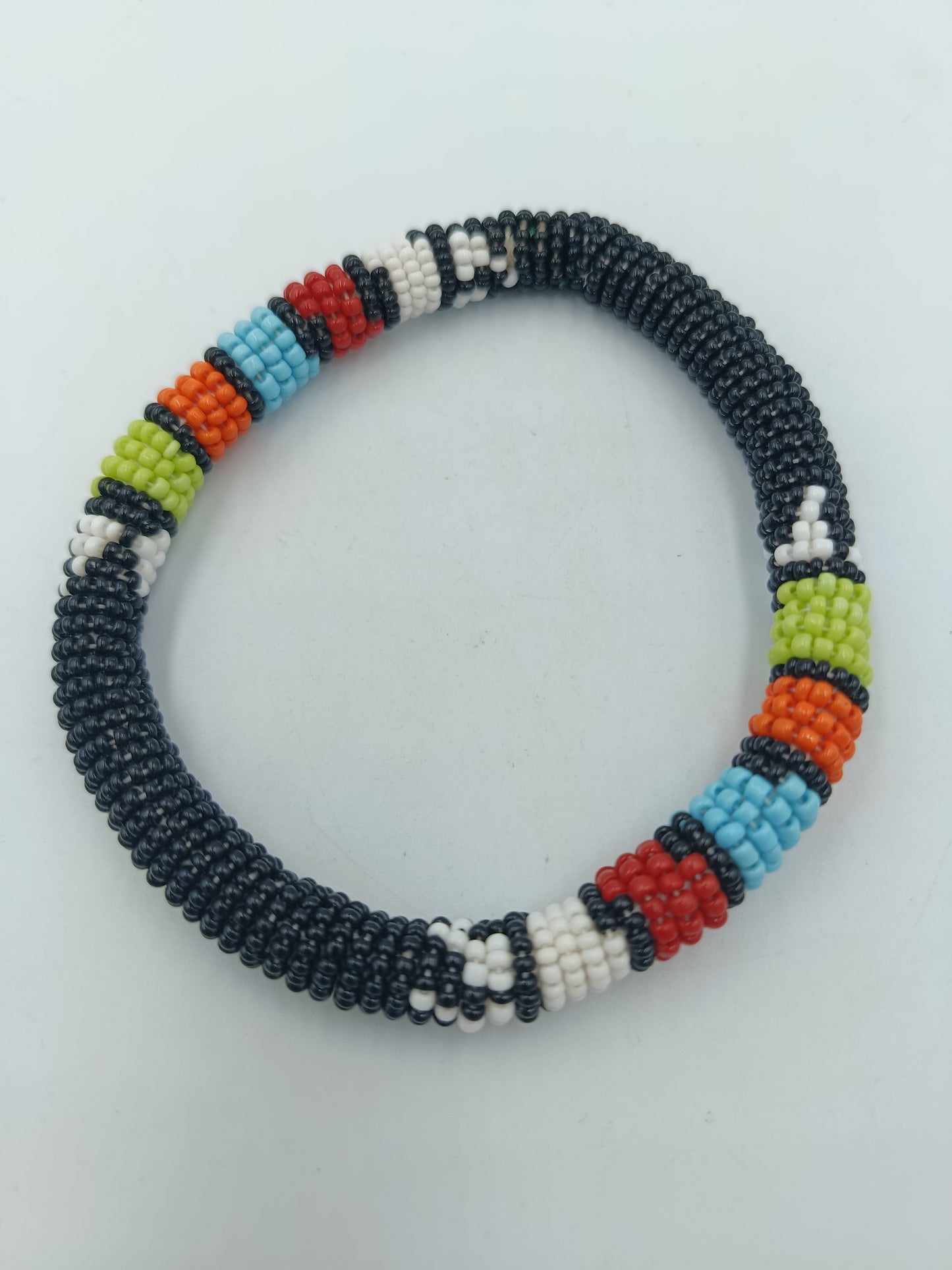 Perlen Armreif Multicolor Ethno Style – Schwarz mit bunten Akzenten – 9 cm