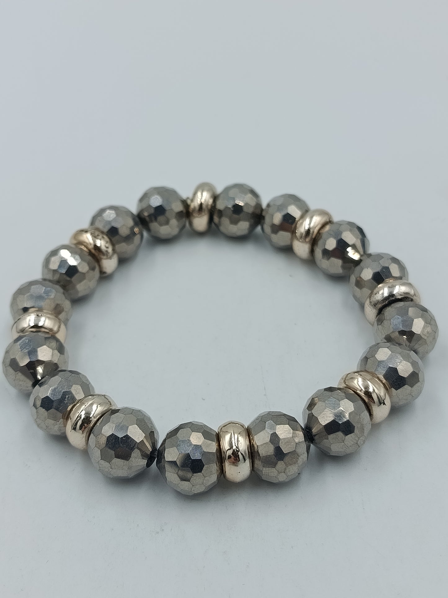Elastisches Armband mit facettierten Perlen in Silberoptik – modern elegant