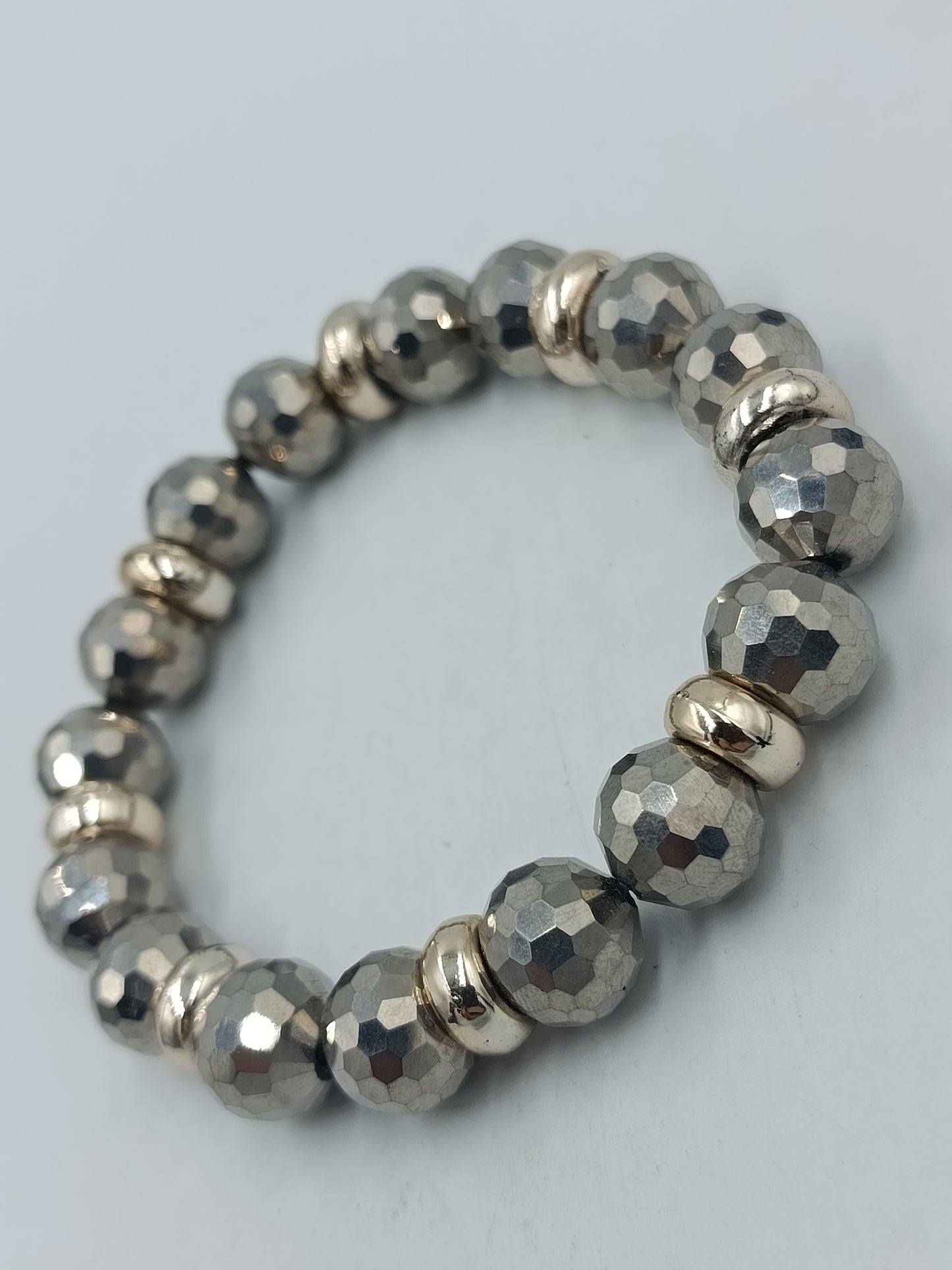 Elastisches Armband mit facettierten Perlen in Silberoptik – modern elegant