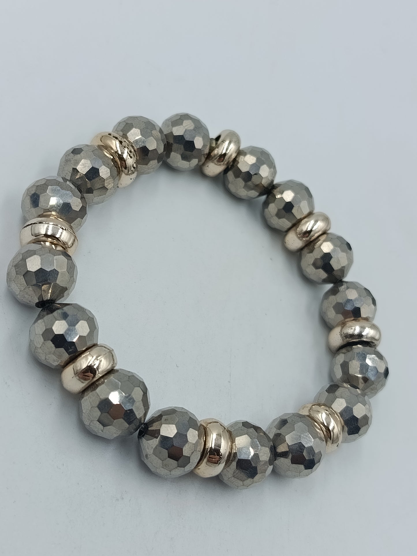 Elastisches Armband mit facettierten Perlen in Silberoptik – modern elegant