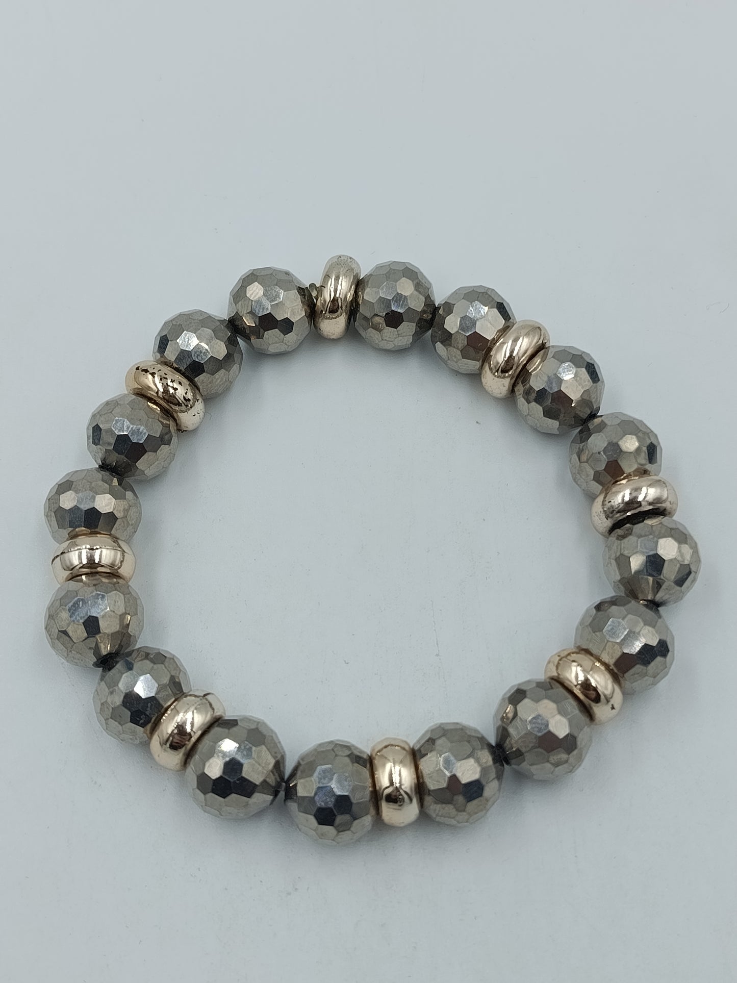 Elastisches Armband mit facettierten Perlen in Silberoptik – modern elegant