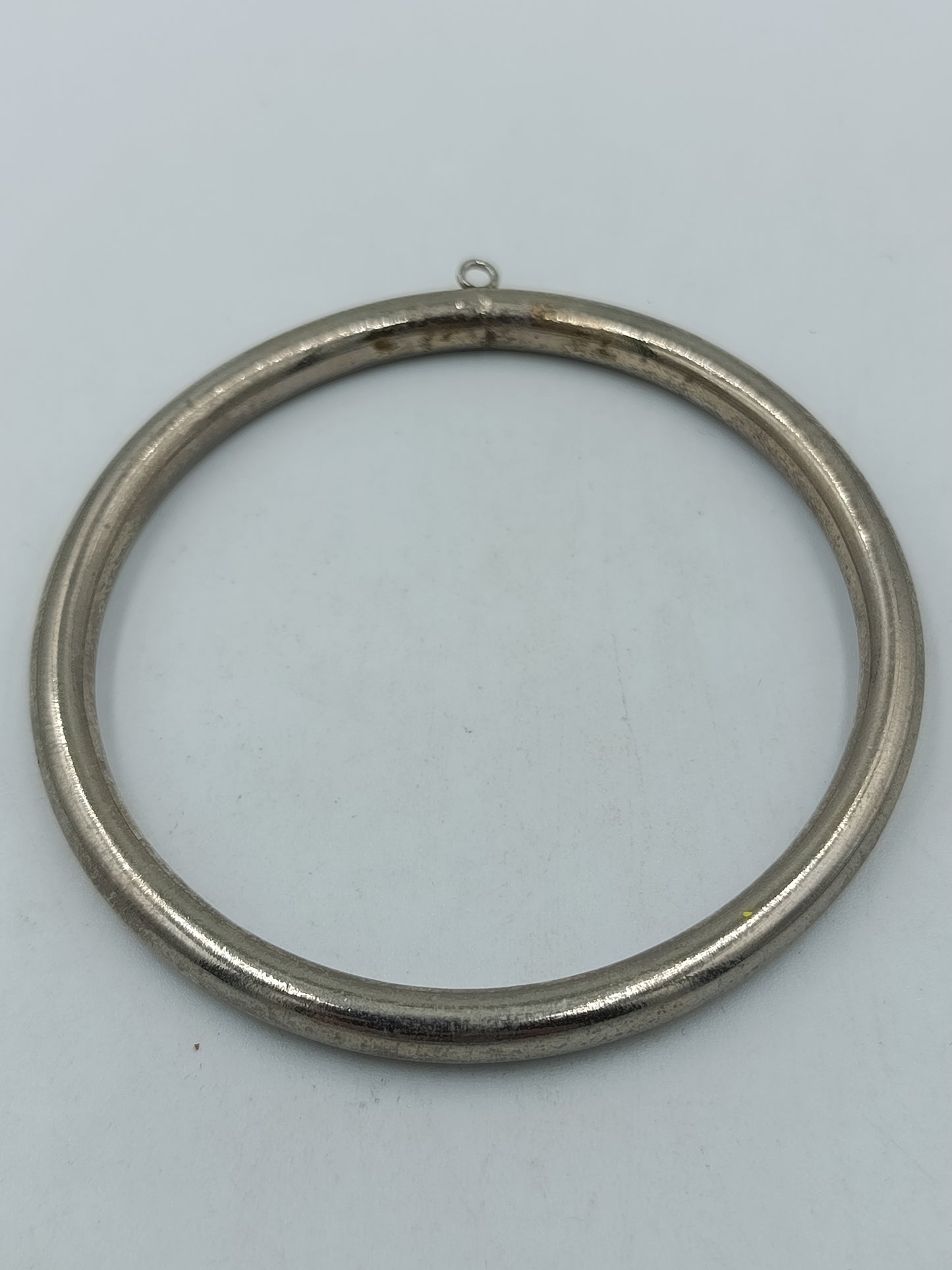 Schlichter Vintage Armreif mit Anhängeröse – silberfarben