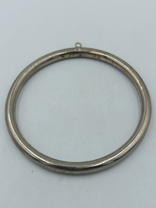 Schlichter Vintage Armreif mit Anhängeröse – silberfarben