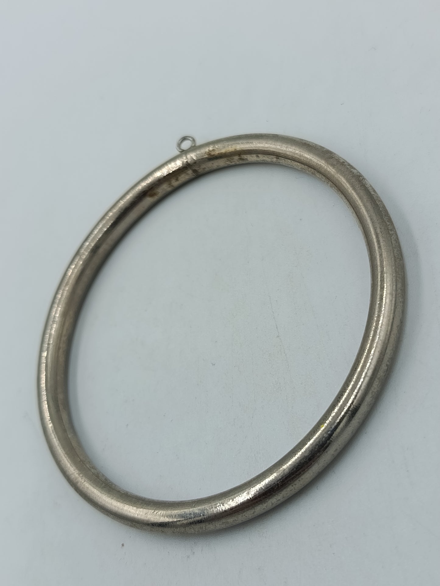 Schlichter Vintage Armreif mit Anhängeröse – silberfarben