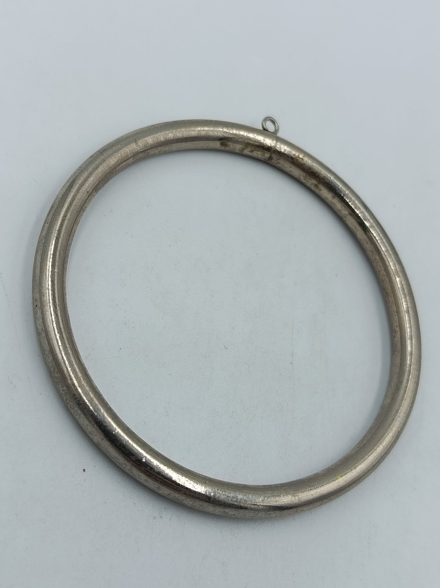 Schlichter Vintage Armreif mit Anhängeröse – silberfarben