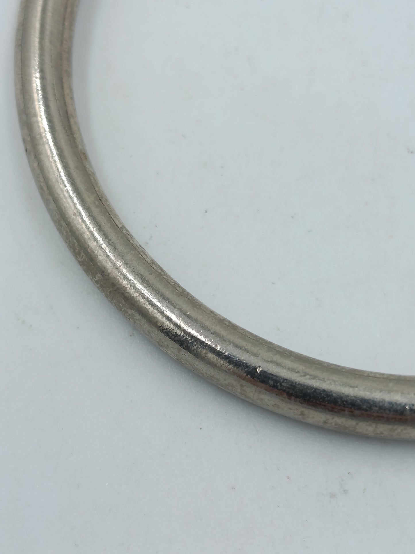 Schlichter Vintage Armreif mit Anhängeröse – silberfarben