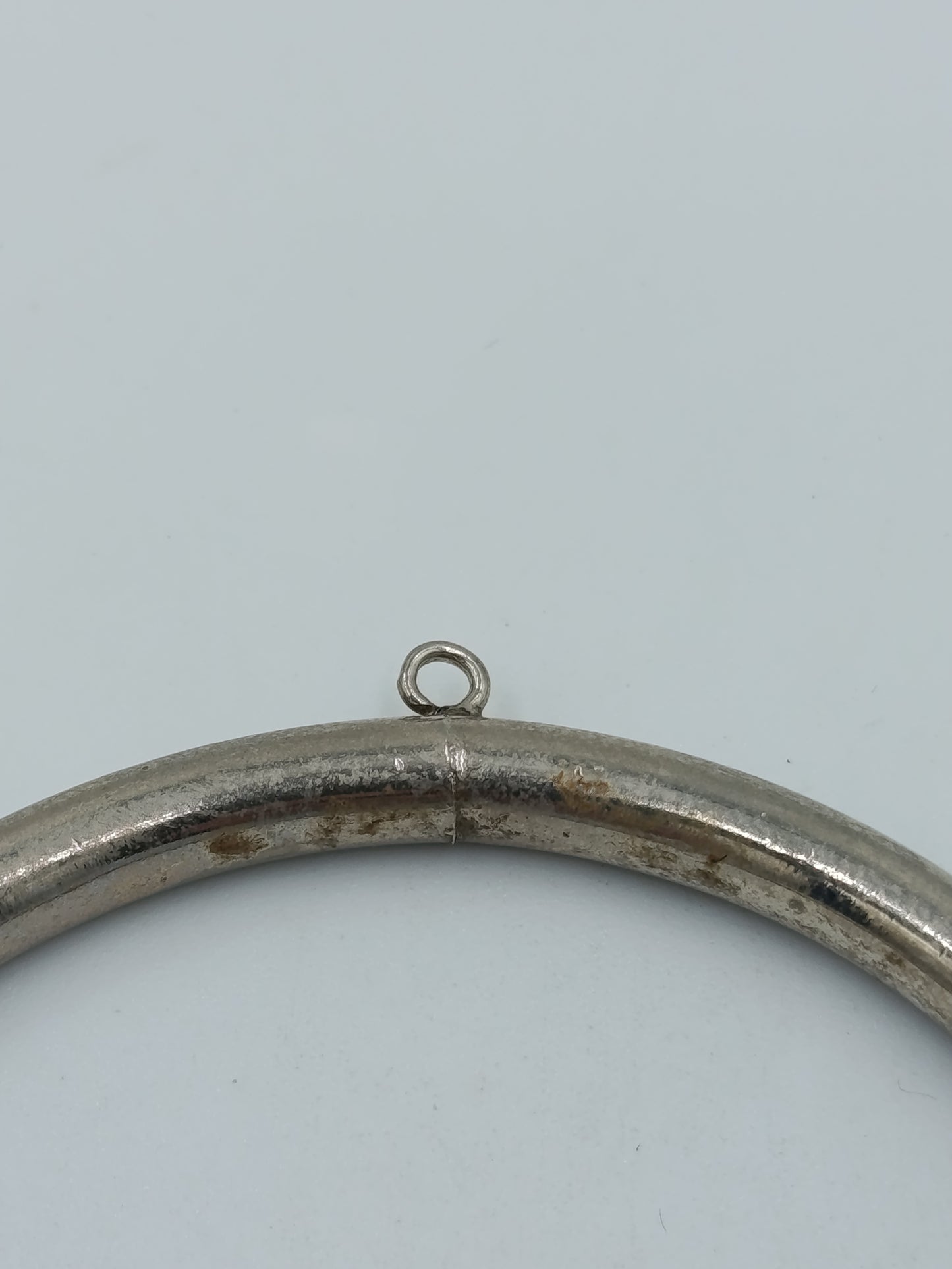 Schlichter Vintage Armreif mit Anhängeröse – silberfarben