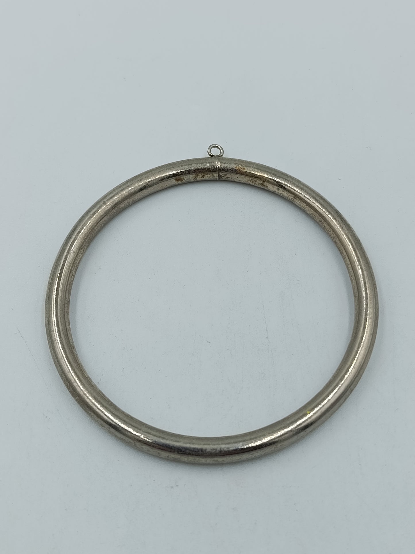 Schlichter Vintage Armreif mit Anhängeröse – silberfarben