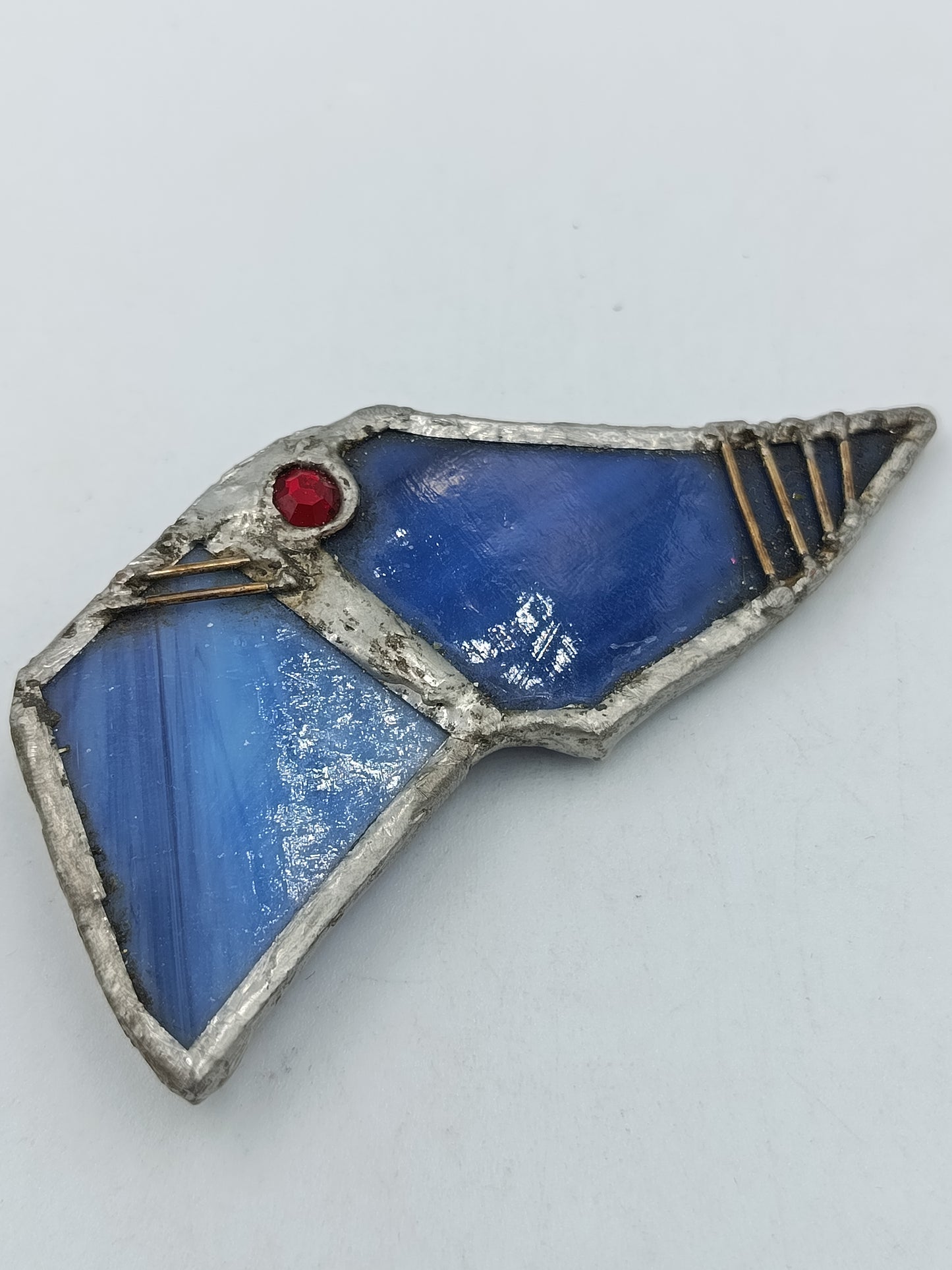 Vintage Designer Brosche – abstrakt, blaues Glas  roter Stein