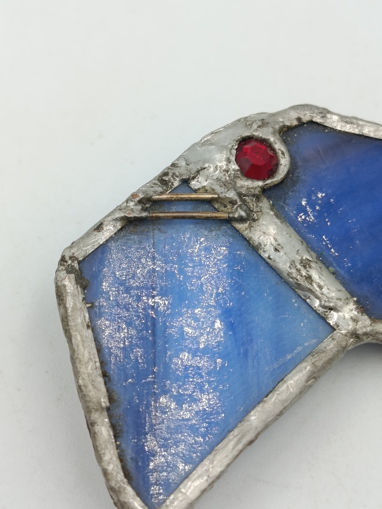 Vintage Designer Brosche – abstrakt, blaues Glas  roter Stein