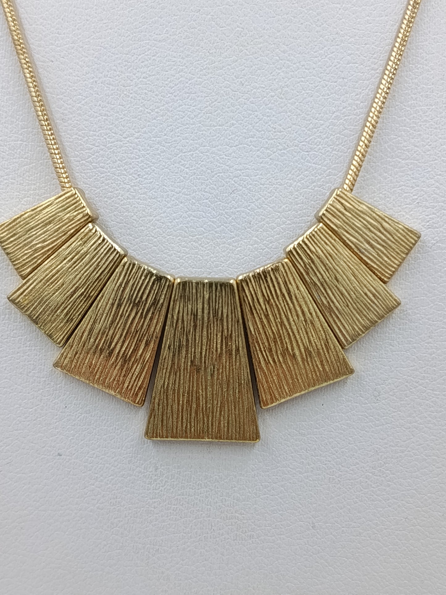 Statement Halskette Goldfarben Geometrisches Design