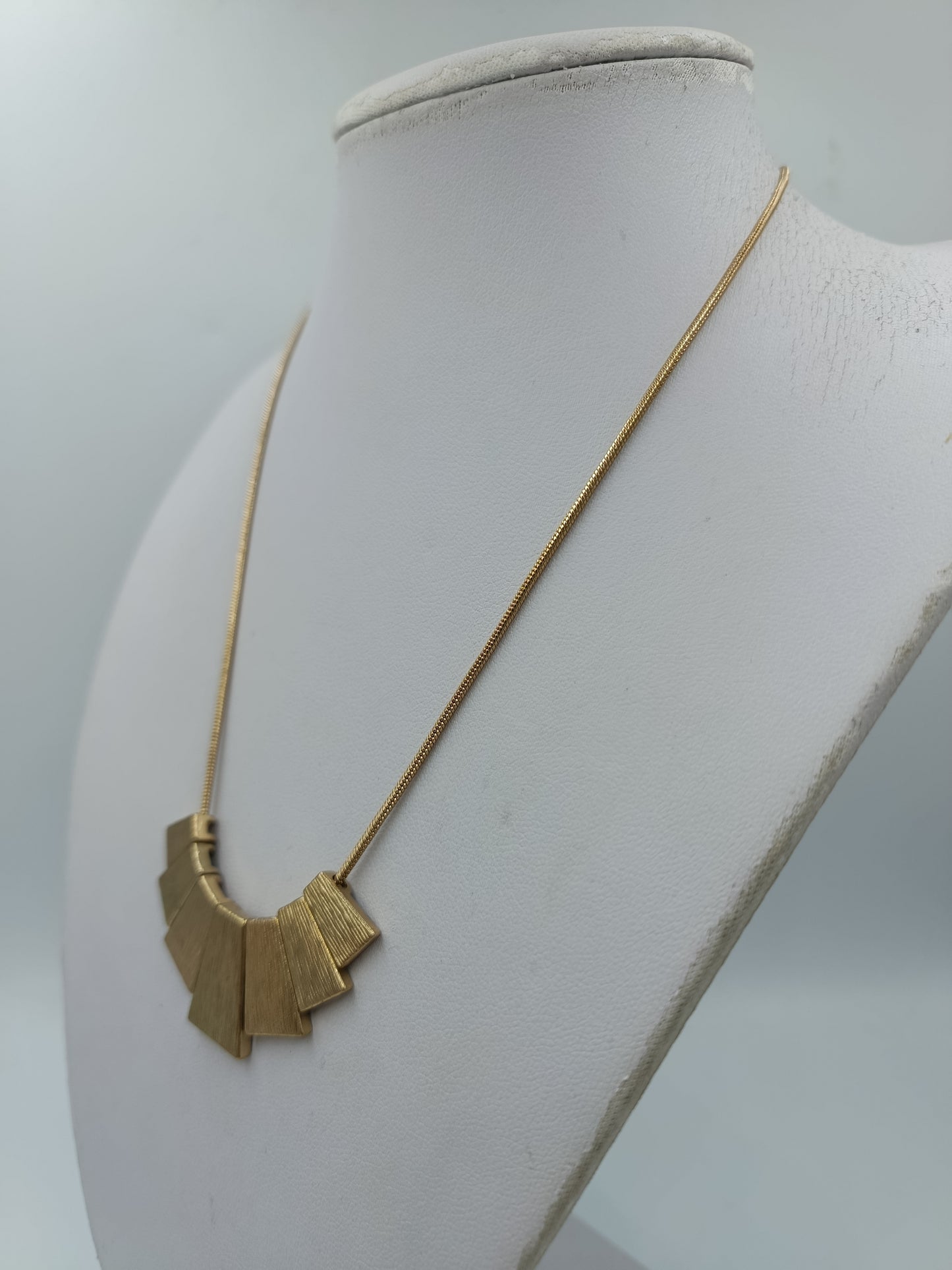 Statement Halskette Goldfarben Geometrisches Design