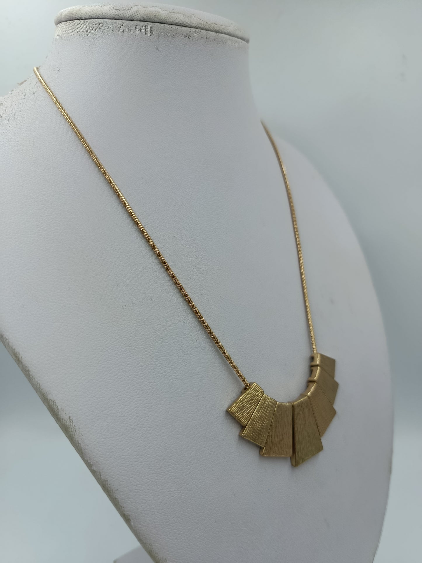 Statement Halskette Goldfarben Geometrisches Design