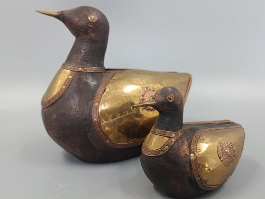 Vintage Holz Ente Figuren Set – Dekorative Messing Applikationen