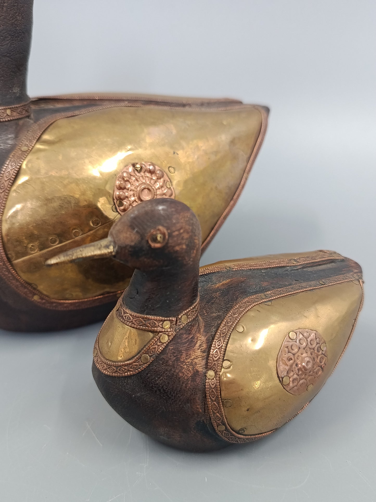 Vintage Holz Ente Figuren Set – Dekorative Messing Applikationen