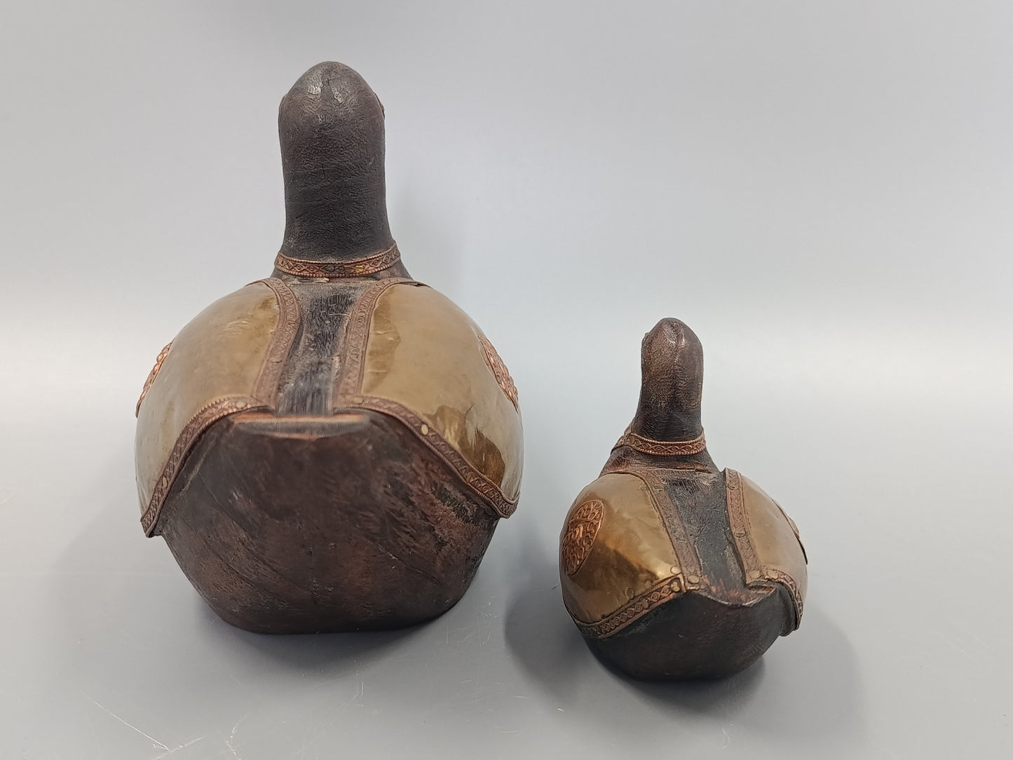 Vintage Holz Ente Figuren Set – Dekorative Messing Applikationen