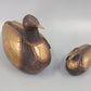 Vintage Holz Ente Figuren Set – Dekorative Messing Applikationen