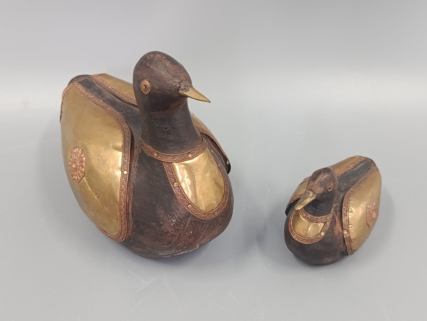 Vintage Holz Ente Figuren Set – Dekorative Messing Applikationen