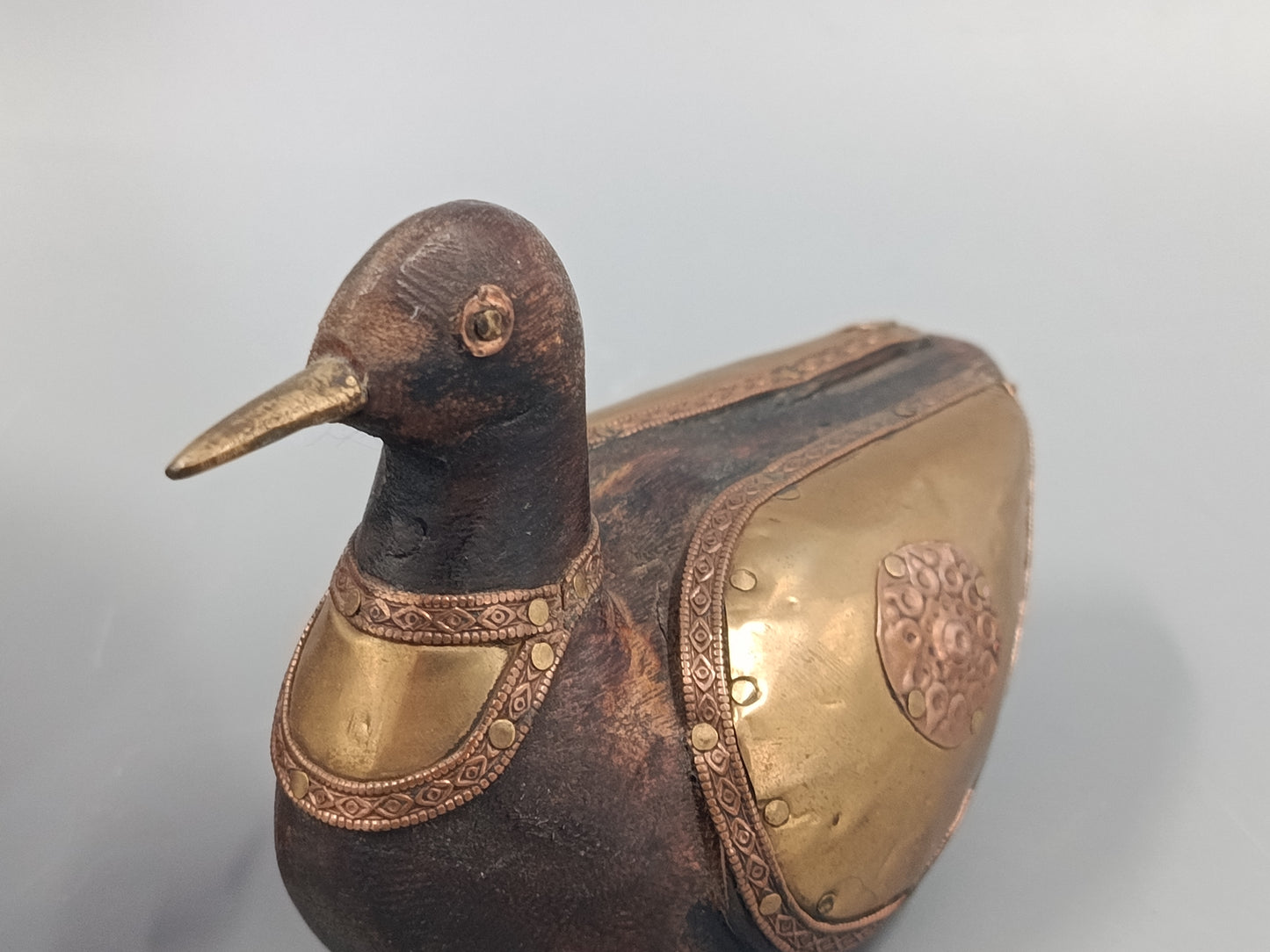 Vintage Holz Ente Figuren Set – Dekorative Messing Applikationen