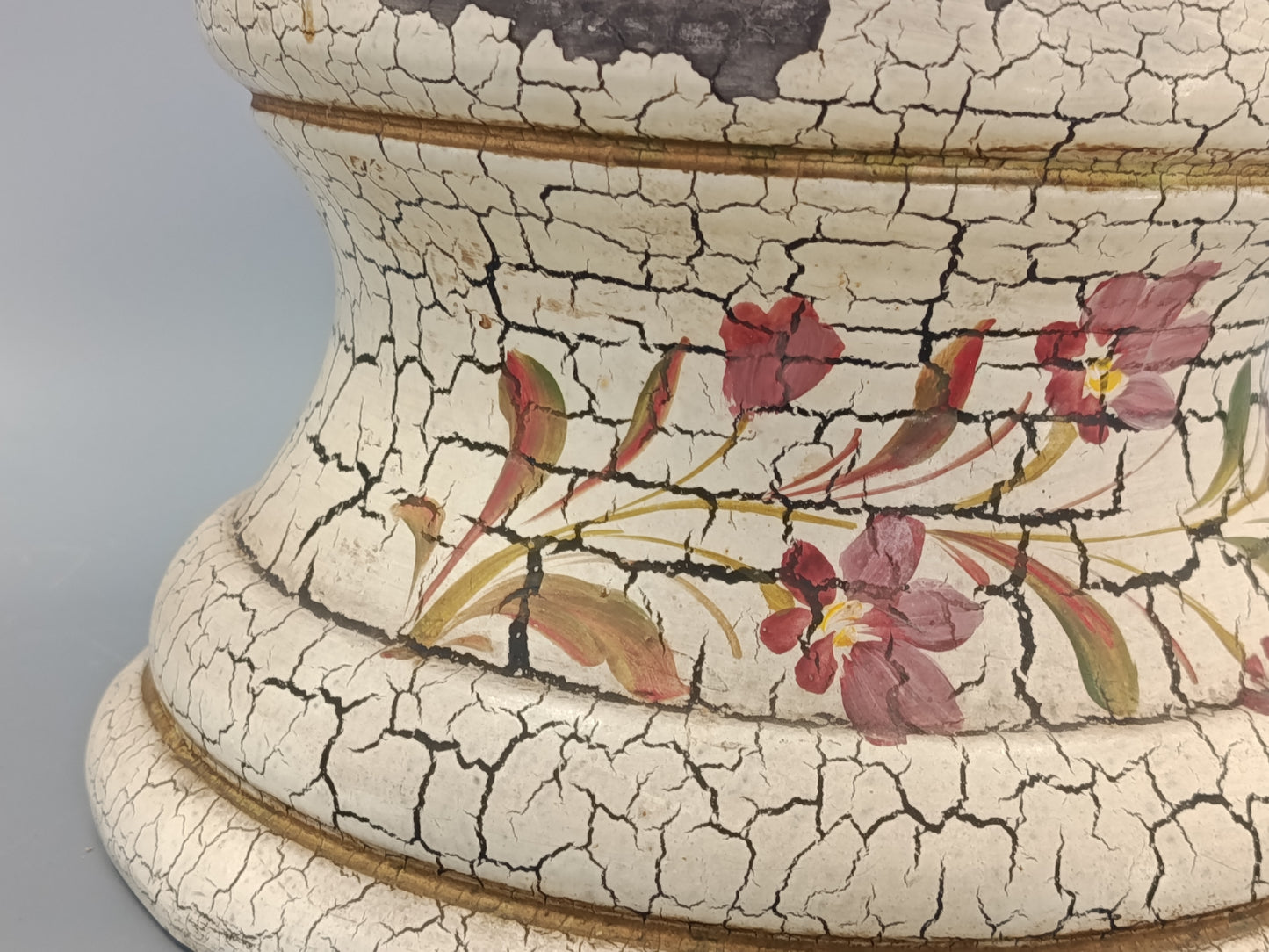 Antiker Übertopf / Säulenfuß im Shabby Chic Stil mit Blumendekor