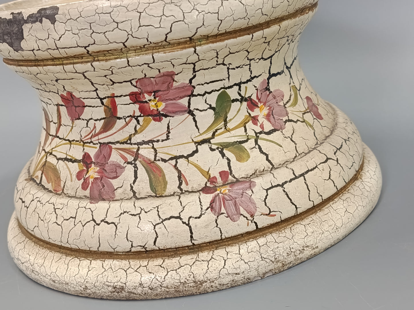 Antiker Übertopf / Säulenfuß im Shabby Chic Stil mit Blumendekor