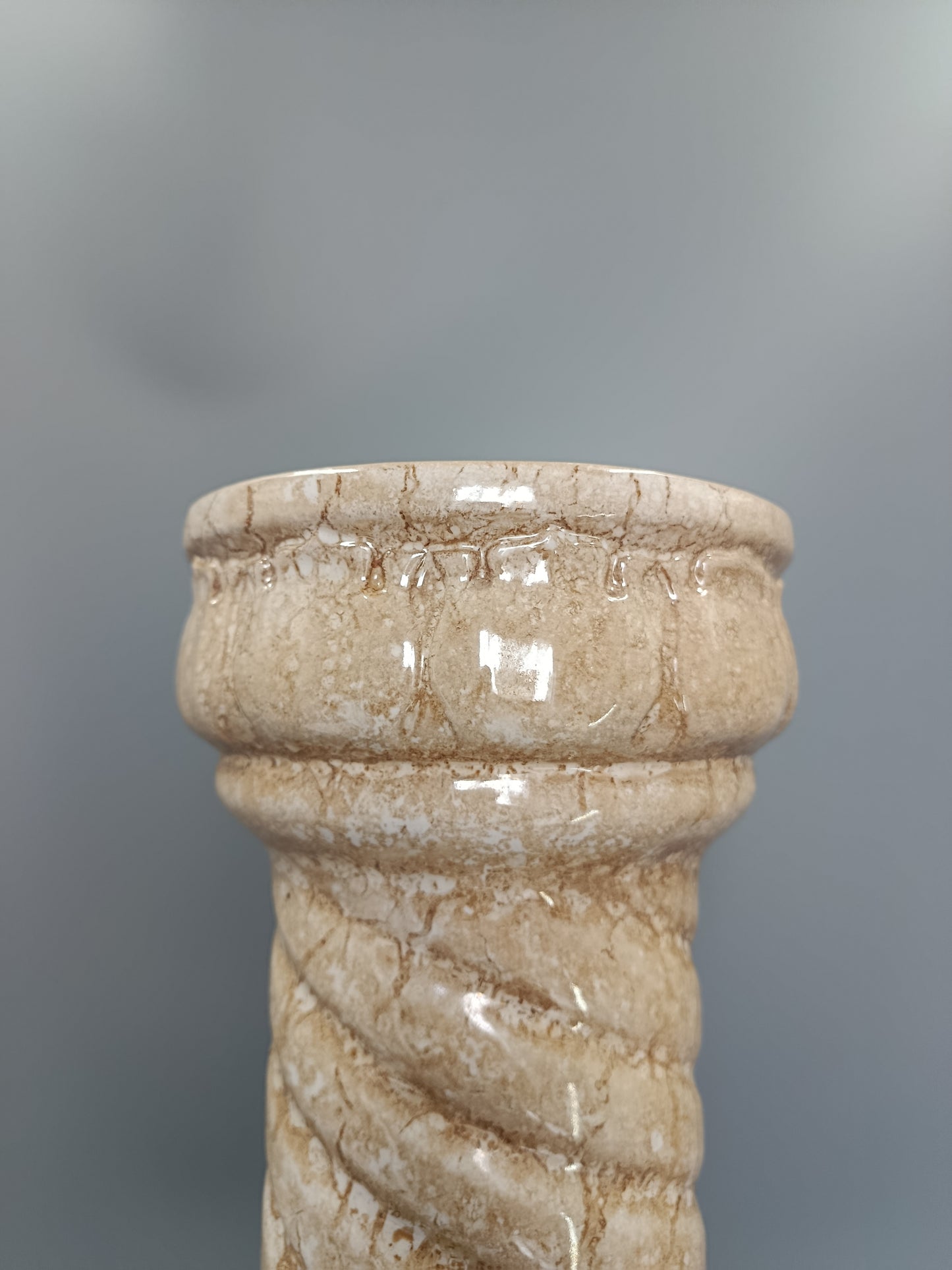 Keramik Säule in Beige – Säulen Podest mit Kordeloptik