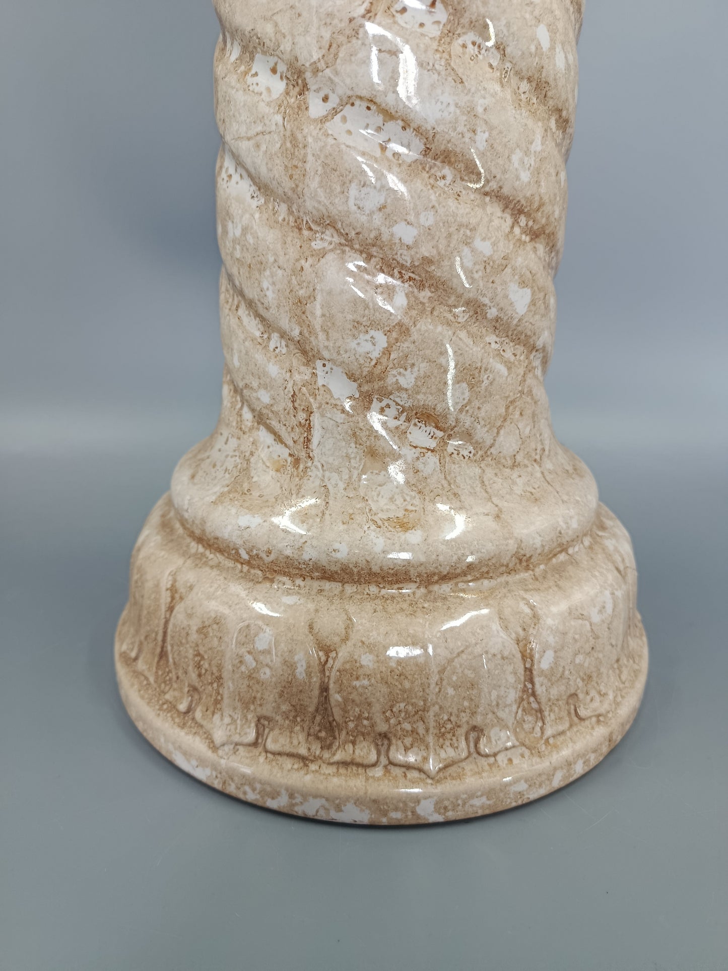 Keramik Säule in Beige – Säulen Podest mit Kordeloptik